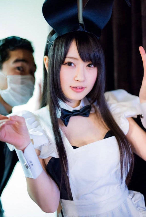 妹子长得好清纯,不过性感兔女郎装很诱人啊,女仆装也不错哦.