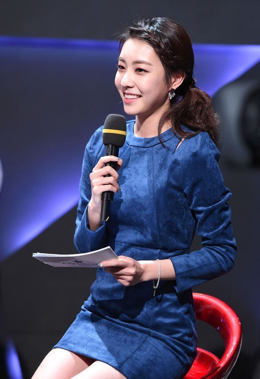 韩国美女主持赵银郑紧身超短裙亮相各大赛场