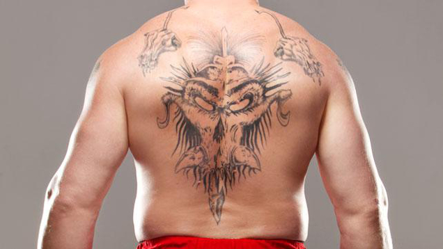 这张截图上的这位肌肉男背后的纹身其实就是布洛克·莱斯纳的纹身
