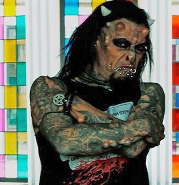 男子11年整容把自己变成恶魔!确实够吓人