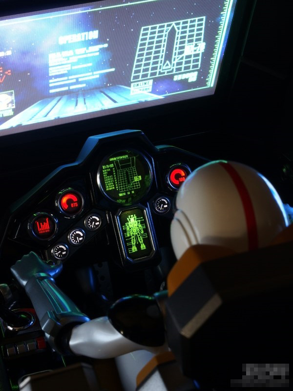 玩家纯手工自制《机动战士高达》高达驾驶舱!