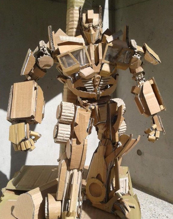 好霸气!高手纸板制作出2米多高达模型
