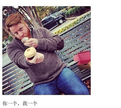 粗黑腿毛太销魂!国外逗比挑战妹子玩自拍