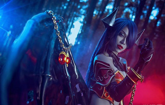 女性玩家cos痛苦女王大方秀身材