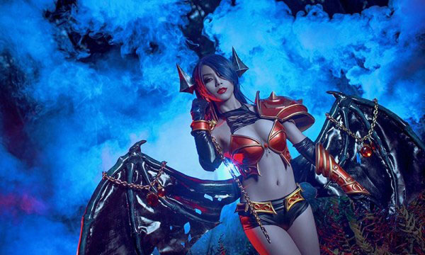 女性玩家cos痛苦女王大方秀身材