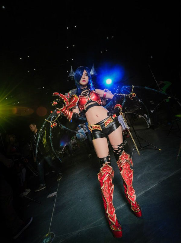 女性玩家cos痛苦女王大方秀身材