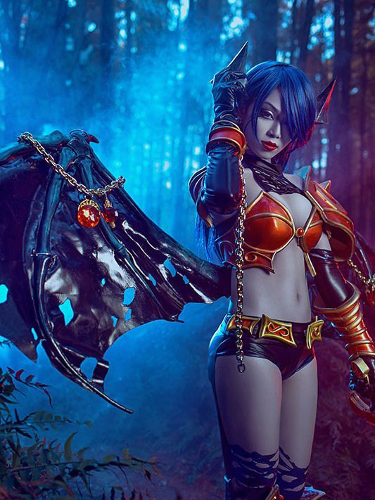 女性玩家cos痛苦女王大方秀身材