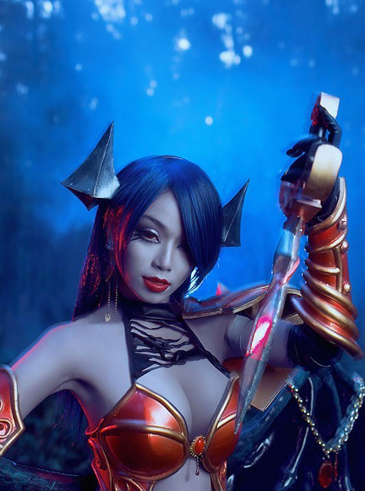 女性玩家cos痛苦女王大方秀身材