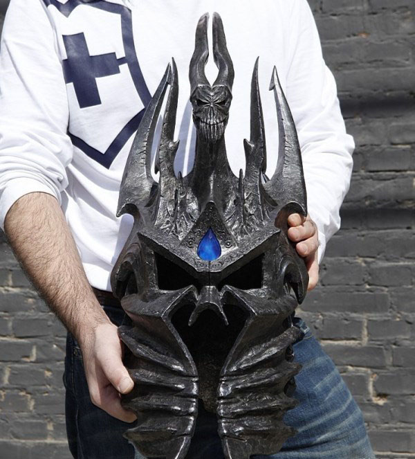 国外玩家自制1:1《魔兽世界》巫妖王统御之盔!