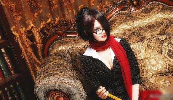 国内美女cos霸气校长版lol剑姬魅惑眼神无法抵挡