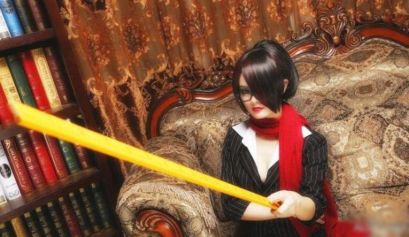 国内美女cos霸气校长版lol剑姬魅惑眼神无法抵挡