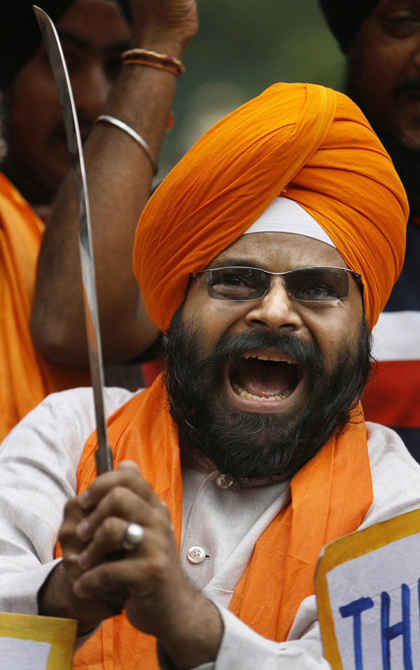 印度现"抗议哥" 网友戏称"世界上最愤怒的男人"