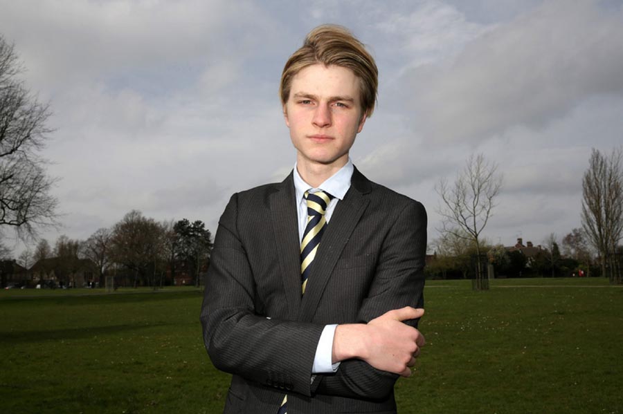 英国19岁男孩丹尼·鲍曼(danny bowman)自拍上瘾,一天最多要自拍200