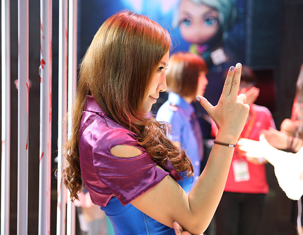 晓佳老师的性感诱惑《尸兄》手游展区惊现铁笼艺术