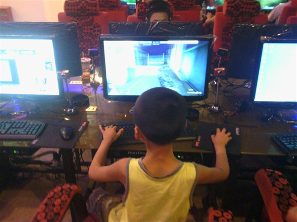 熊孩子痴迷游戏 打闹咬人不肯上学