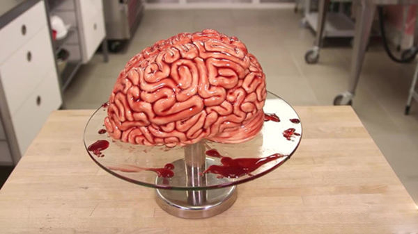 超重口"人脑蛋糕":女子啃得津津有味
